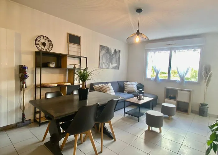 La Coquille: Bright, Cozy, 3 Min From Parc Expo Poitiers
